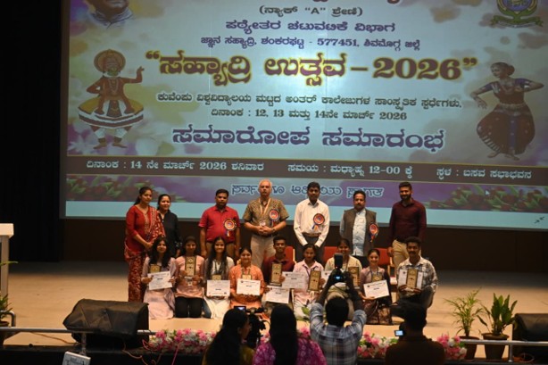 Students receiving awards at Sahyadri Utsava 2026 valedictory function